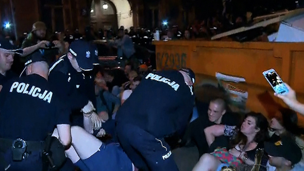 Blokowali wyjazd z Sejmu, policja ich usunęła i ukarała mandatami